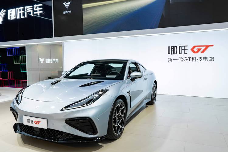 深圳36哪吒汽车在智能汽车领域的表现，领途汽车在新能源汽车市场中的影响力